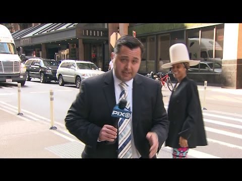 Erykah Badu Interrupts Live Shot, Tries to Kiss Reporter