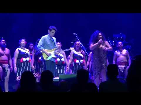 John Mayer opens with How Great Thou Art + New Zealand Kapahaka performance