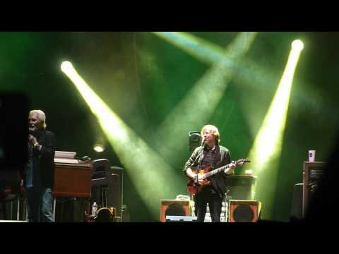 Phish and Kenny Rogers Do &quot;The Gambler&quot;