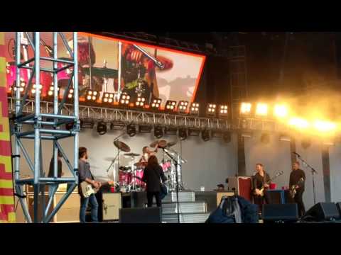 Dave Grohl&#039;s daughter playing the drums with her dad at Secret Solstice in Iceland june 16th 2017