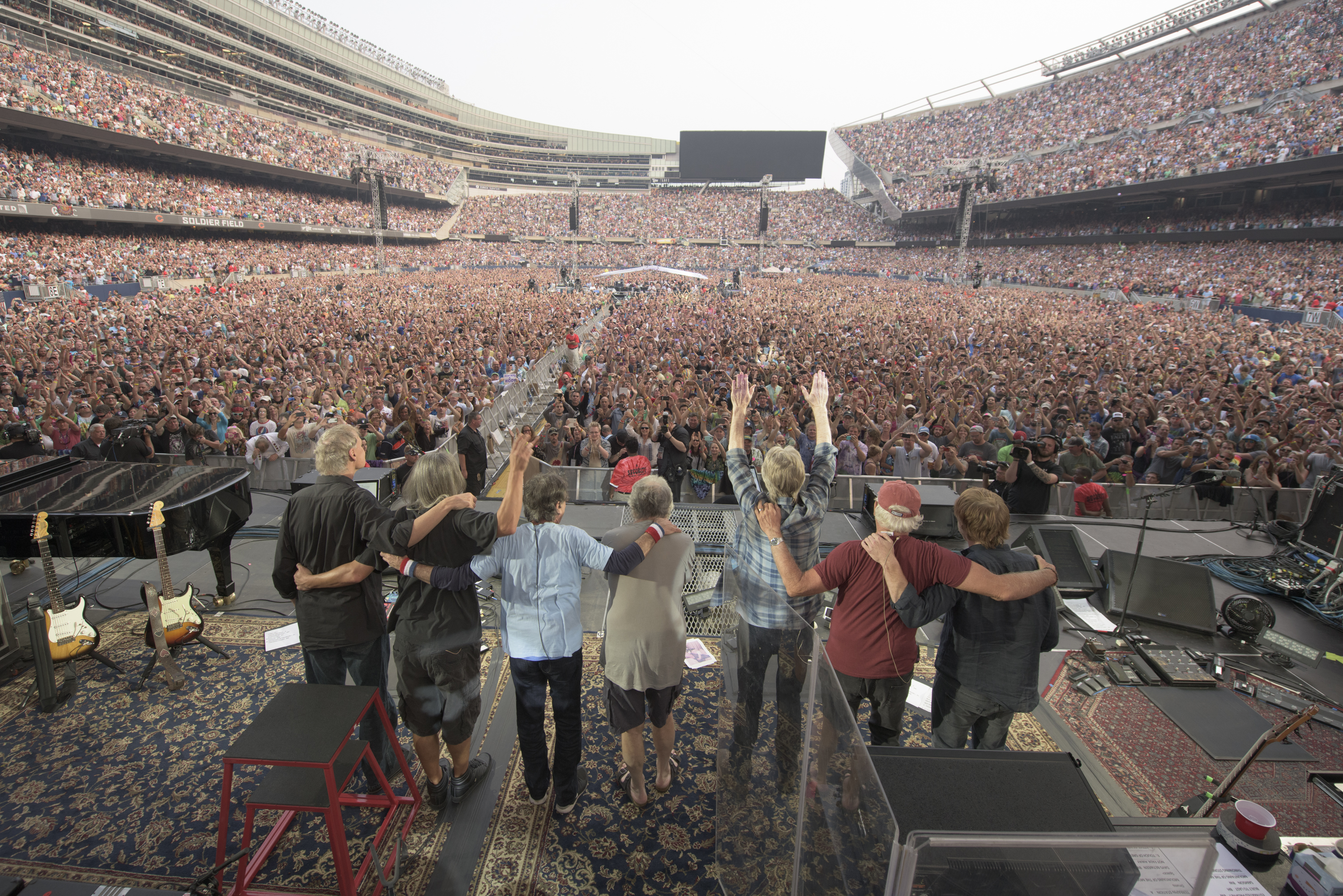 Сколько зрителей было на концерте. Концерт Квин на стадионе. Рок концерт на стадионе. Толпа на концерте. Огромный концерт.